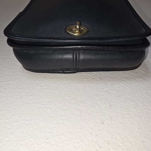 Vintage Coach 132 Compact Crossbody Bag Black Leather USA Brass Turnlock - Picture 4 of 16